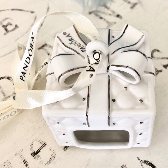 PANDORA, 2016, Porcelain, White And Silver, Quilted, Christmas Present, Ornament - Picture 10 of 16